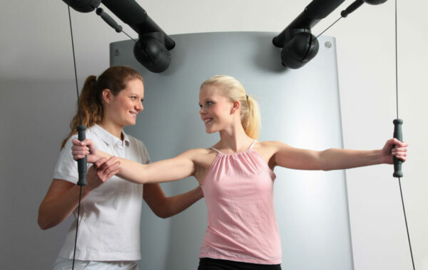 Gerätetraining unter Anweisung einer Trainerin Gerätetraining unter Anweisung einer Trainerin