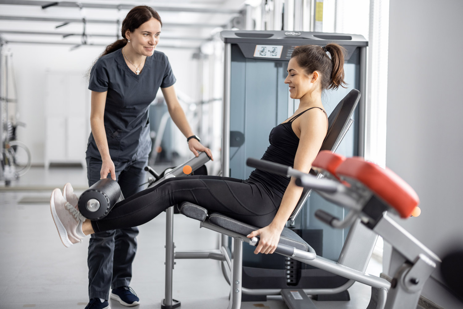 Medizinisches Gerätetraining mit Trainerin